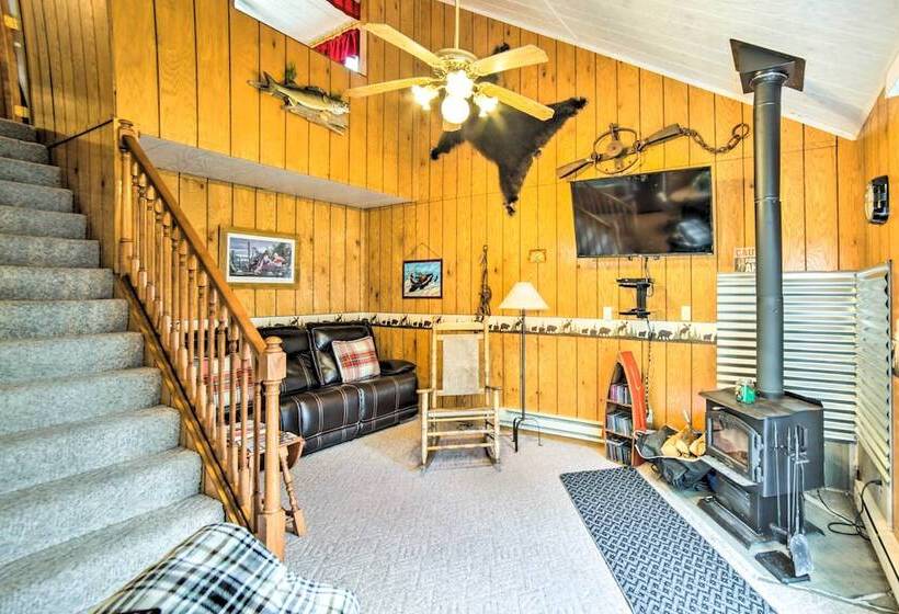 Secluded Woodsy Watersmeet Cabin W/ Fire Pit!