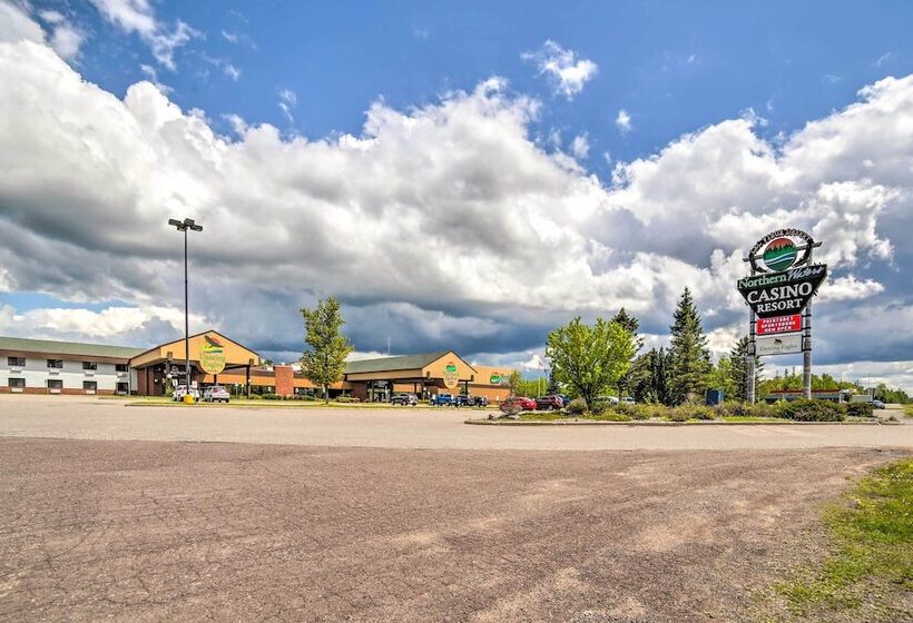 Secluded Woodsy Watersmeet Cabin W/ Fire Pit!