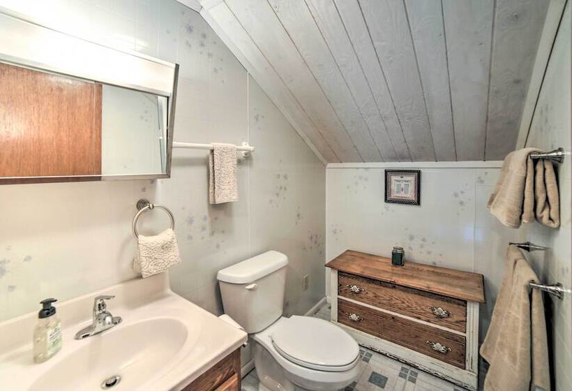 Secluded Woodsy Watersmeet Cabin W/ Fire Pit!