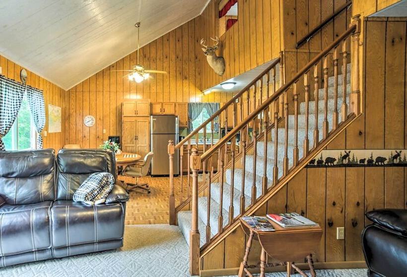 Secluded Woodsy Watersmeet Cabin W/ Fire Pit!