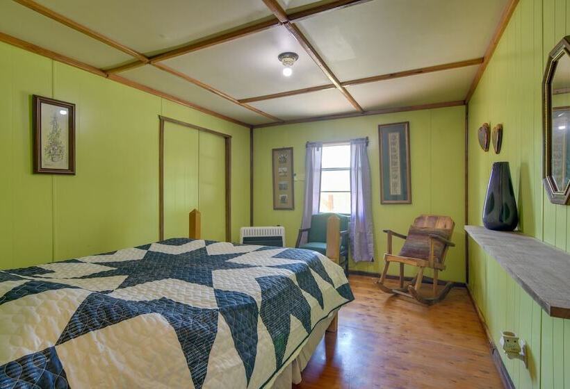 Serene Green Forest Hideaway W/ Spacious Yard