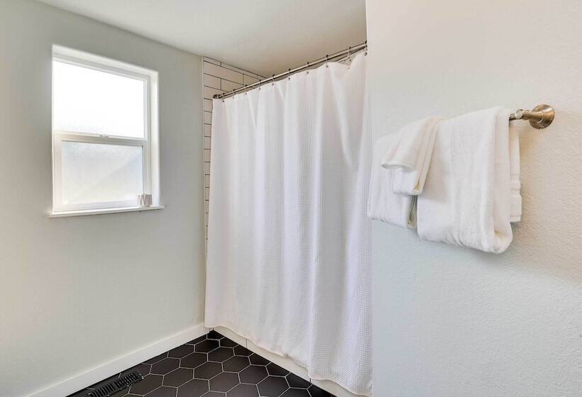 Serene Sequim Retreat W/ Deck: Pets Welcome!