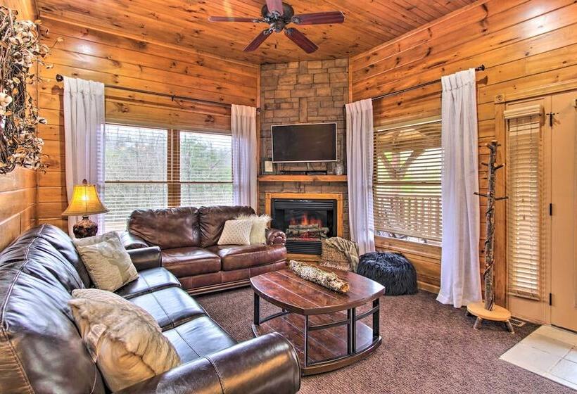 Sevierville Cabin W/ Hot Tub + Large Deck!