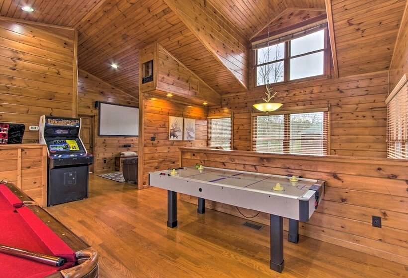 Sevierville Cabin W/ Hot Tub + Large Deck!