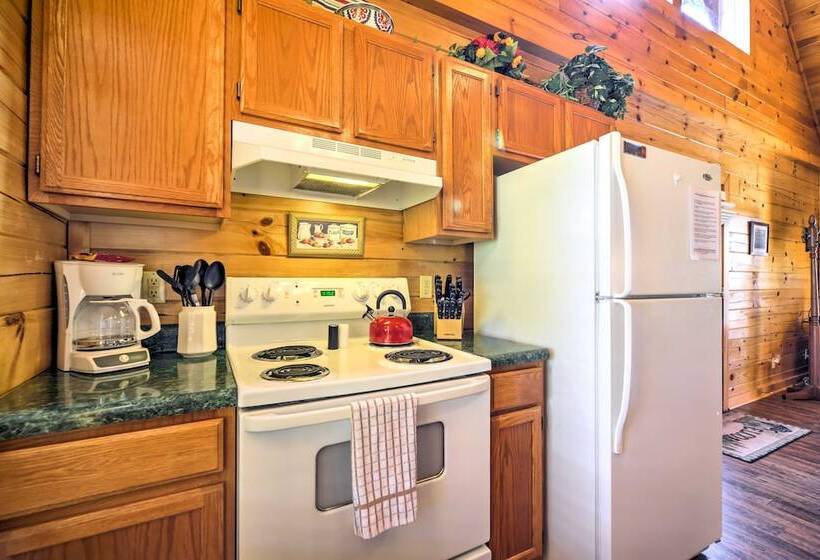 Sevierville Retreat: Private Hot Tub & Lake Views!