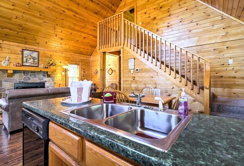 Sevierville Retreat: Private Hot Tub & Lake Views!