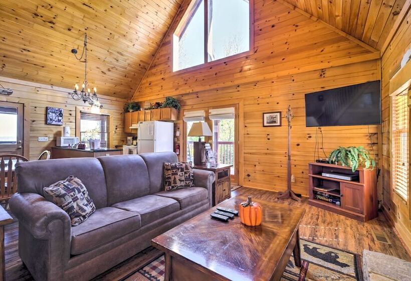 Sevierville Retreat: Private Hot Tub & Lake Views!