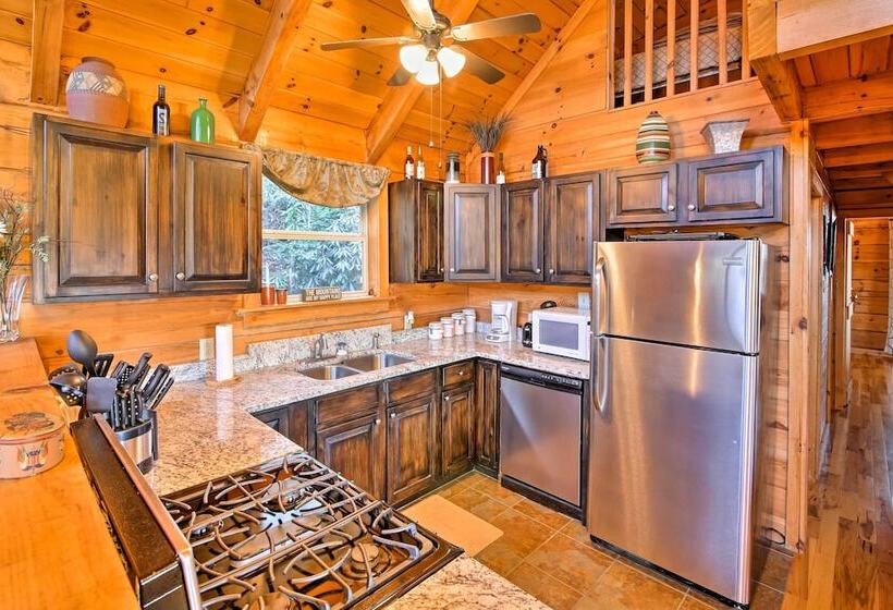 Smoky Mountain Retreat W/ Deck & Mountain Views!