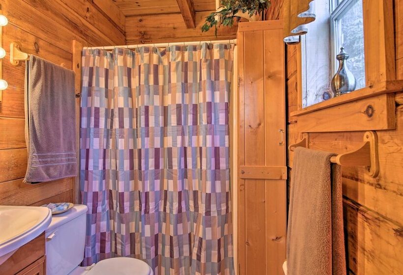 Smoky Mountain Retreat W/ Deck & Mountain Views!