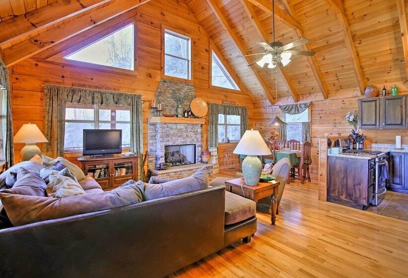 Smoky Mountain Retreat W/ Deck & Mountain Views!