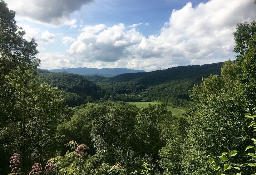 Smoky Mountain Retreat W/ Deck & Mountain Views!