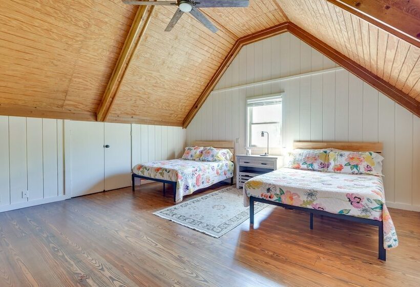 Spacious Alabama Retreat   Deck, Grill & Fire Pit!