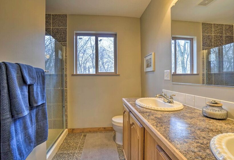 Spacious Buckeye Lake Home W/ Hot Tub & Fire Pit!