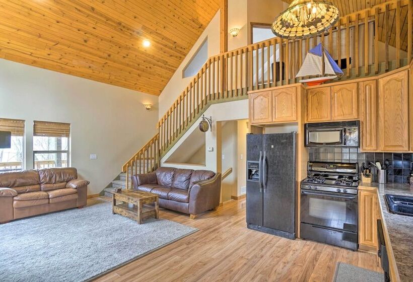 Spacious Buckeye Lake Home W/ Hot Tub & Fire Pit!