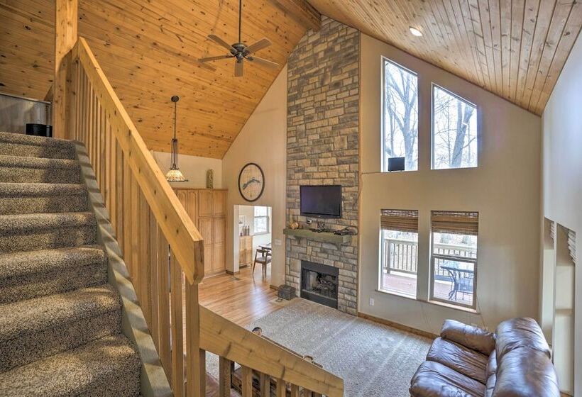 Spacious Buckeye Lake Home W/ Hot Tub & Fire Pit!