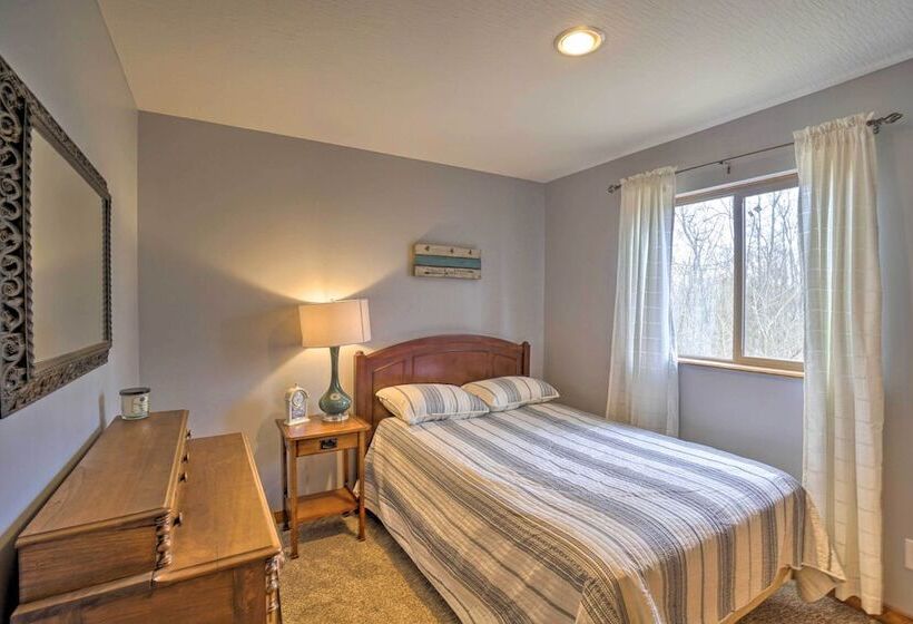 Spacious Buckeye Lake Home W/ Hot Tub & Fire Pit!