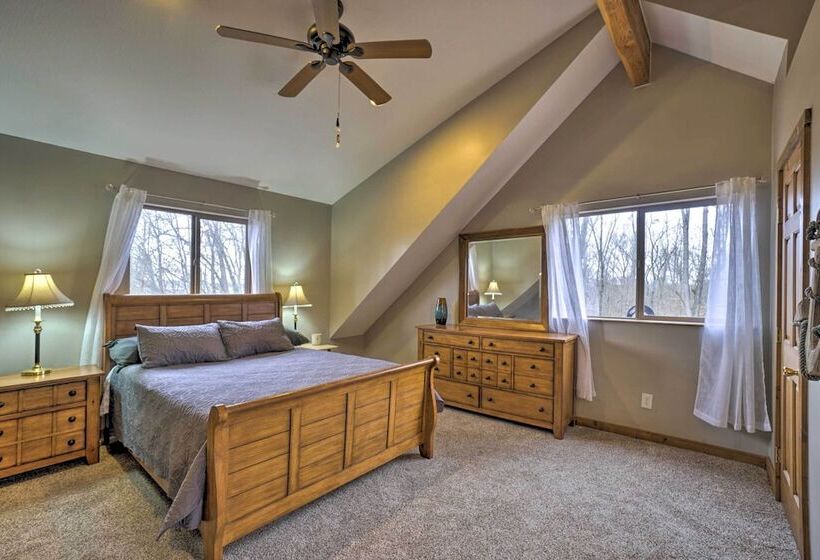 Spacious Buckeye Lake Home W/ Hot Tub & Fire Pit!