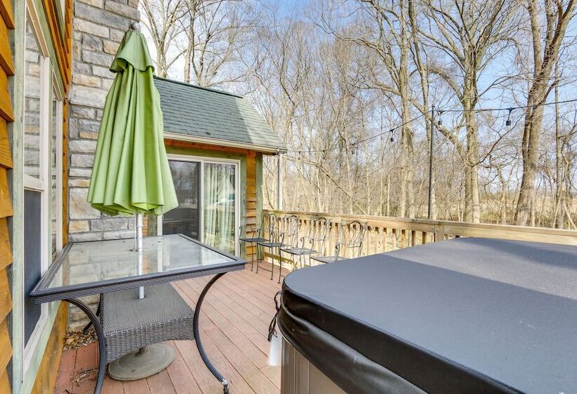 Spacious Buckeye Lake Home W/ Hot Tub & Fire Pit!