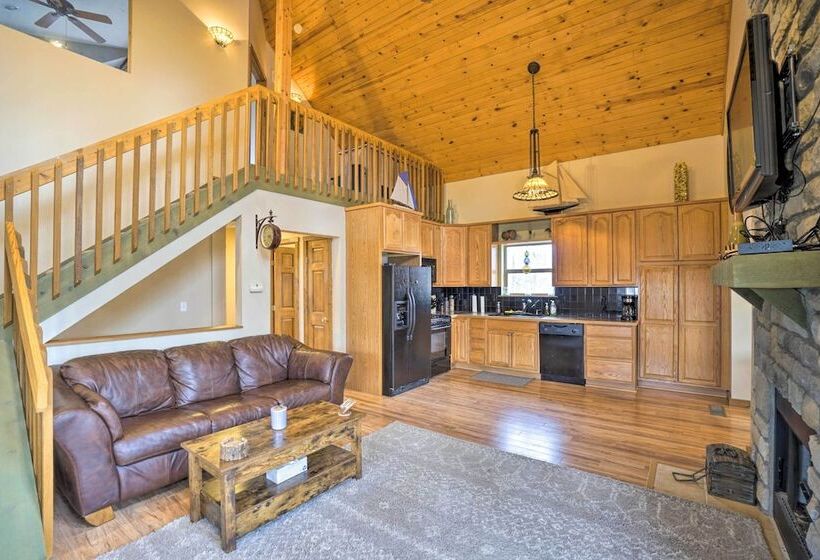 Spacious Buckeye Lake Home W/ Hot Tub & Fire Pit!