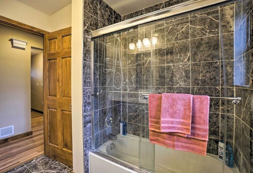 Spacious Buckeye Lake Home W/ Hot Tub & Fire Pit!