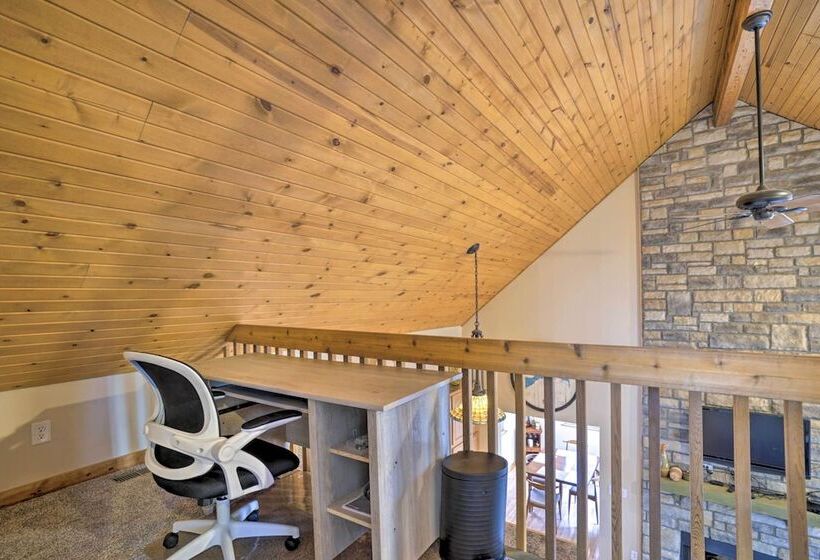 Spacious Buckeye Lake Home W/ Hot Tub & Fire Pit!