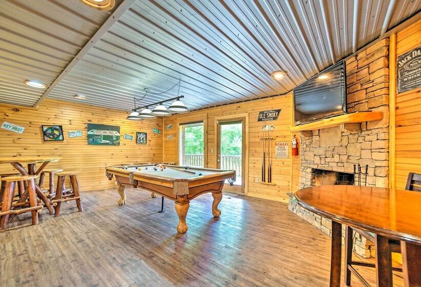 Gatlinburg Cabin W/ Home Theater & Hot Tub!