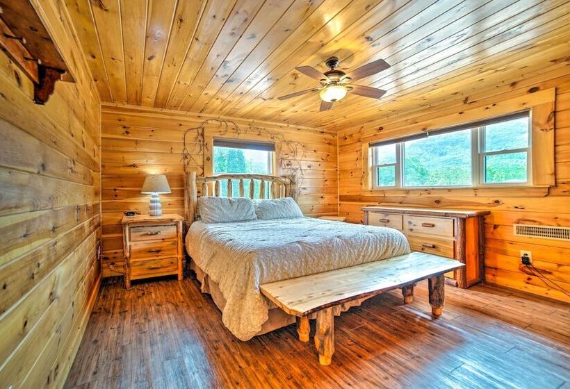 Gatlinburg Cabin W/ Home Theater & Hot Tub!