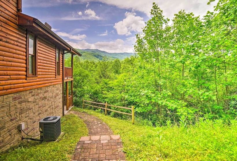 Gatlinburg Cabin W/ Home Theater & Hot Tub!