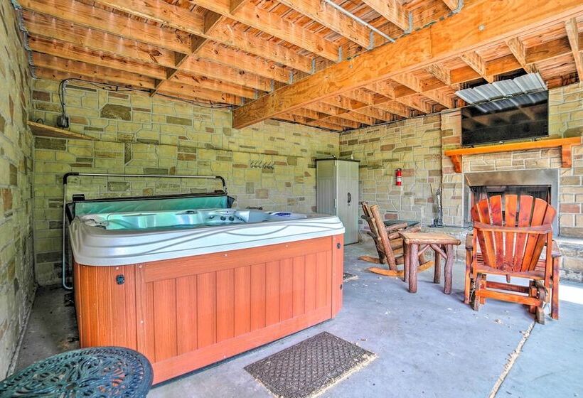 Gatlinburg Cabin W/ Home Theater & Hot Tub!