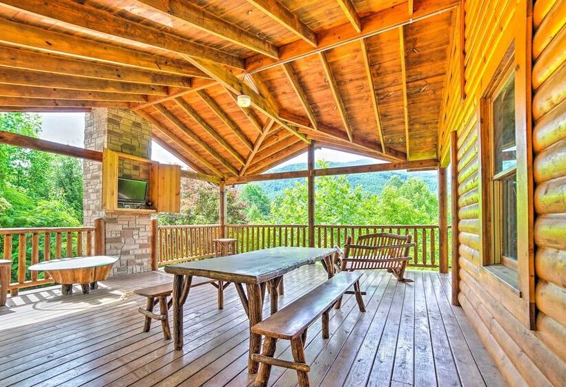 Gatlinburg Cabin W/ Home Theater & Hot Tub!