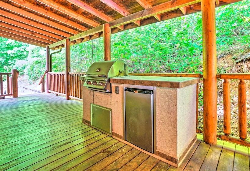 Gatlinburg Cabin W/ Home Theater & Hot Tub!