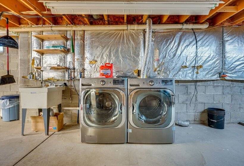 Spacious Home W/ Deck   9 Mi To Downtown Columbus