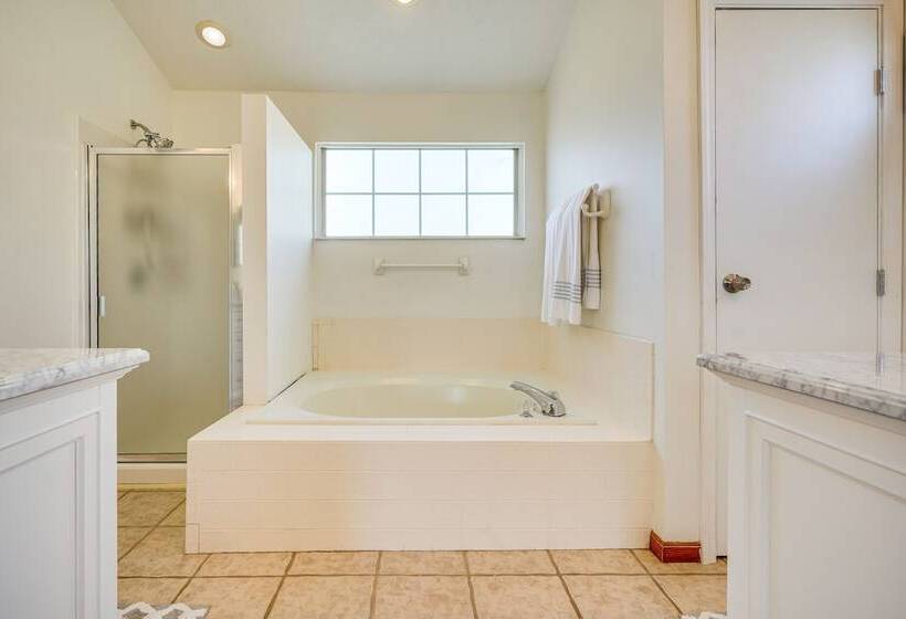 Spacious Home W/ Deck   9 Mi To Downtown Columbus