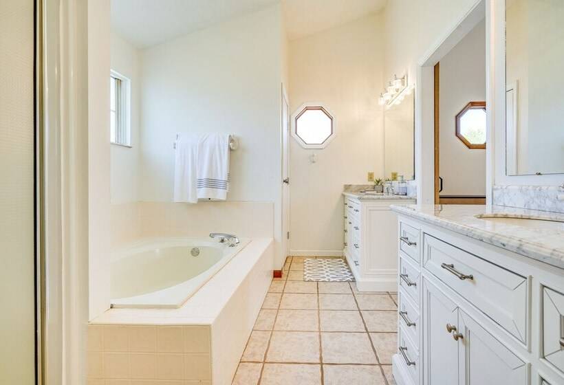 Spacious Home W/ Deck   9 Mi To Downtown Columbus