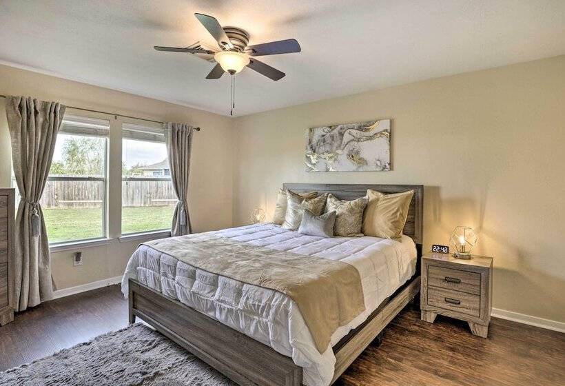 Spacious Houston Home ~ 22 Mi To Downtown!
