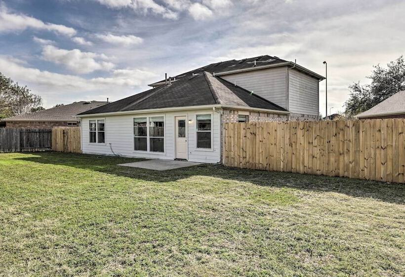 Spacious Houston Home ~ 22 Mi To Downtown!