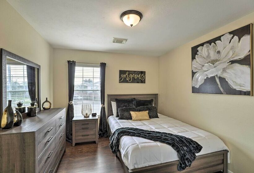 Spacious Houston Home ~ 22 Mi To Downtown!