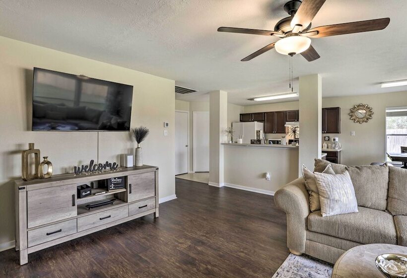 Spacious Houston Home ~ 22 Mi To Downtown!