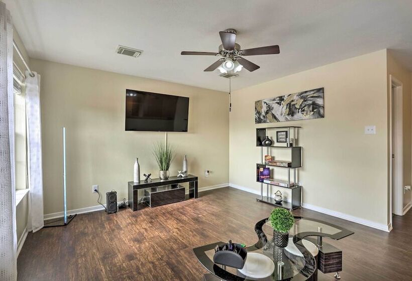 Spacious Houston Home ~ 22 Mi To Downtown!