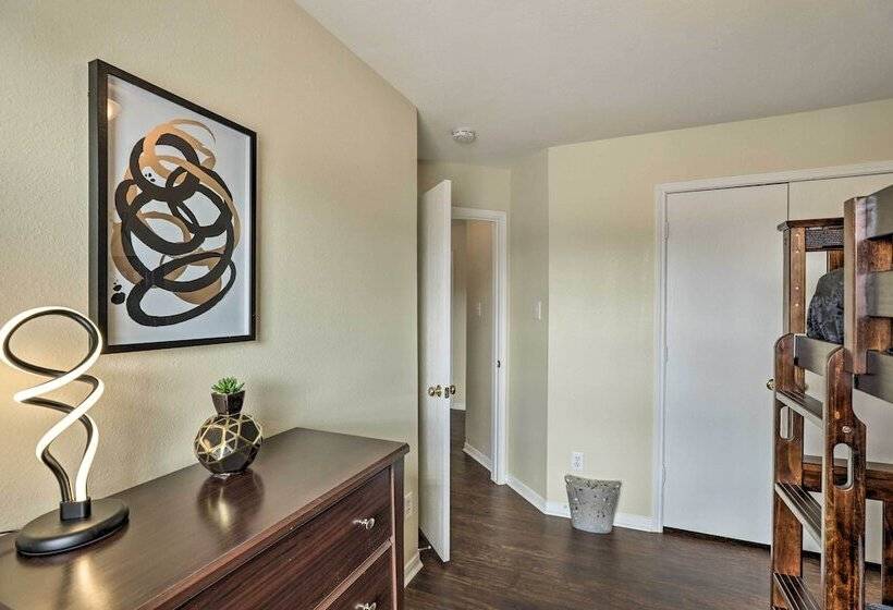 Spacious Houston Home ~ 22 Mi To Downtown!