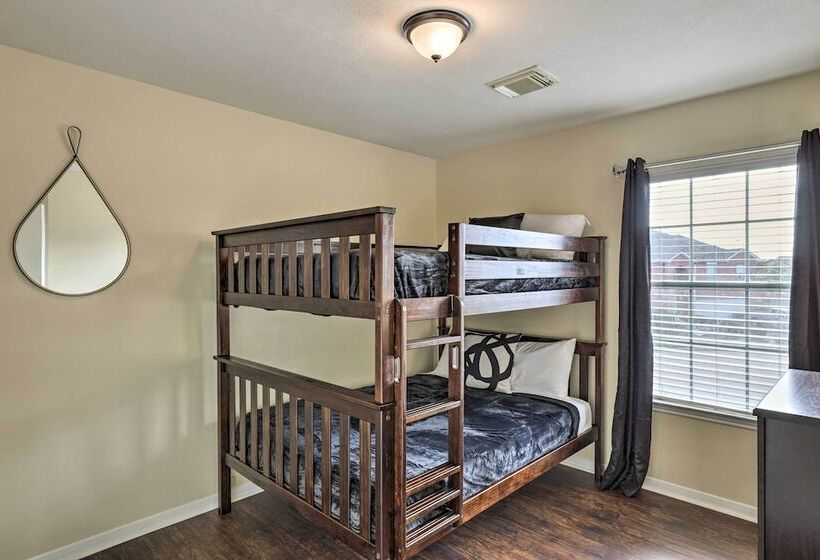 Spacious Houston Home ~ 22 Mi To Downtown!