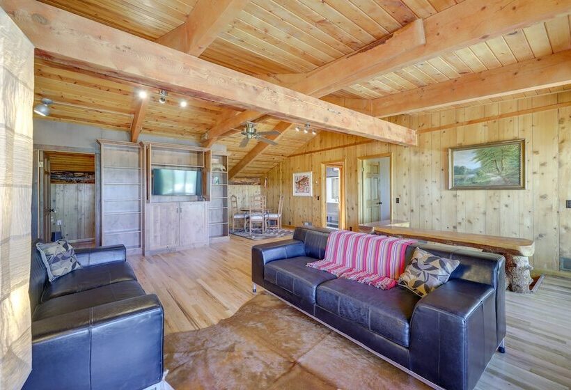 Spacious Pinedale Home W/ Mountain Range View