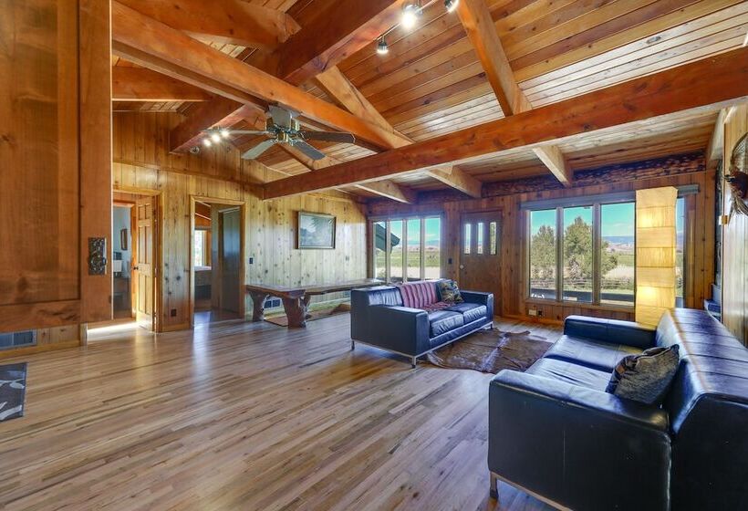 Spacious Pinedale Home W/ Mountain Range View