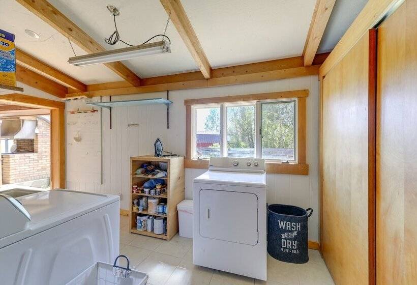 Spacious Pinedale Home W/ Mountain Range View