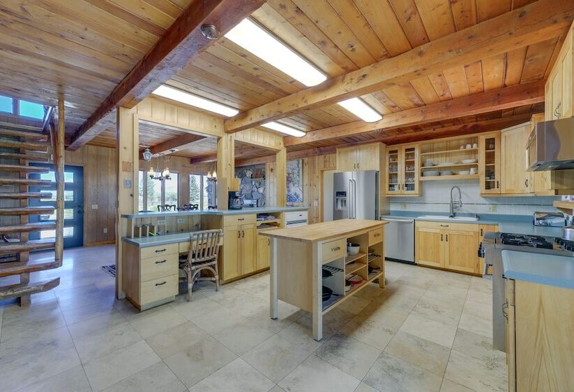 Spacious Pinedale Home W/ Mountain Range View