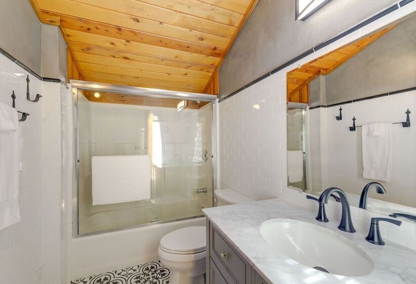 Spacious Pinedale Home W/ Mountain Range View