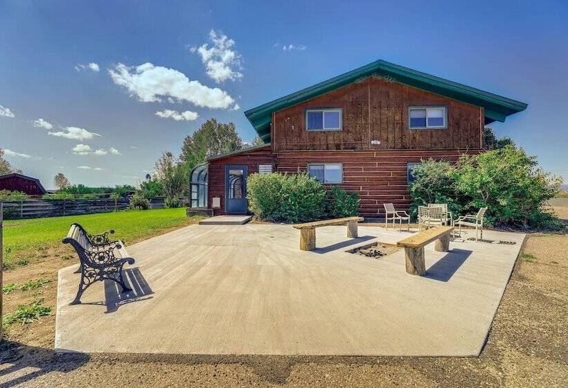 Spacious Pinedale Home W/ Mountain Range View