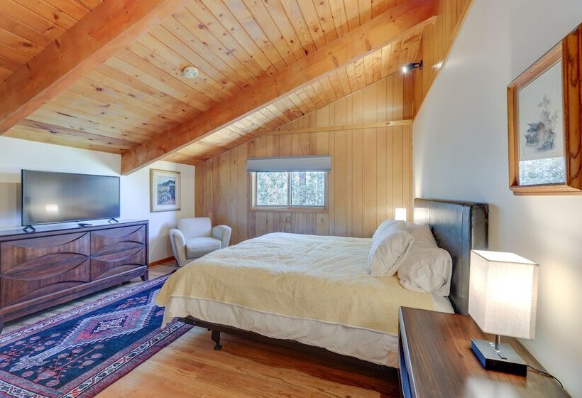 Spacious Pinedale Home W/ Mountain Range View