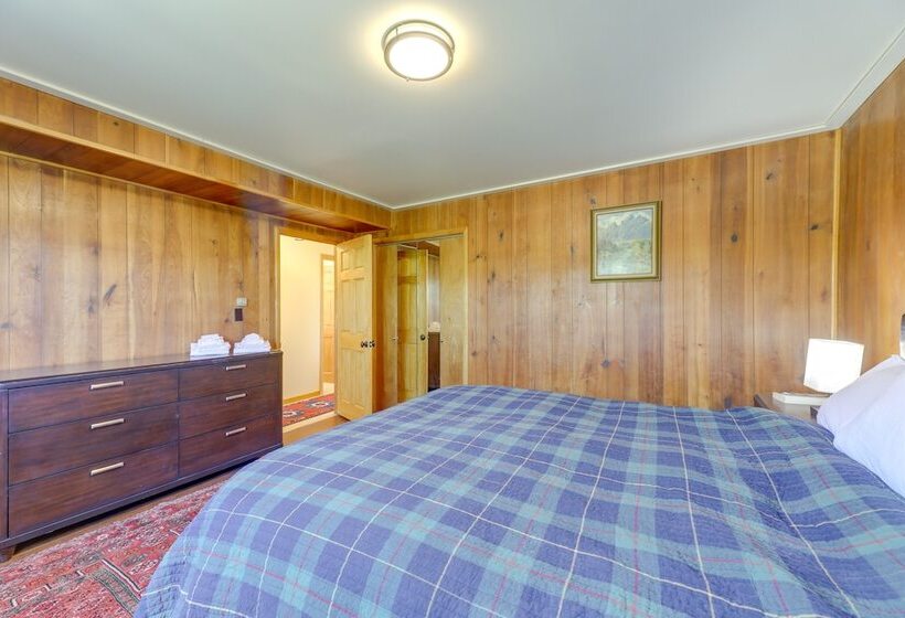 Spacious Pinedale Home W/ Mountain Range View