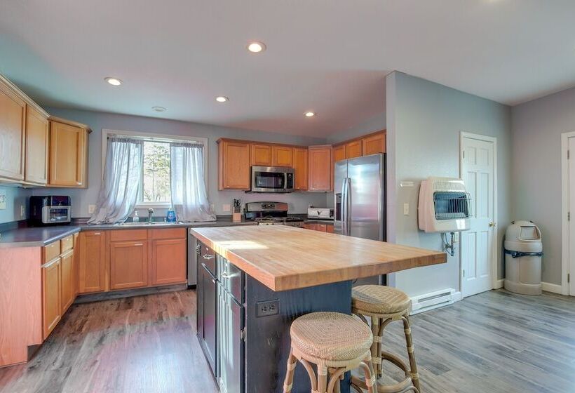 Spacious Sheboygan Home W/ Grill & Fire Pit!